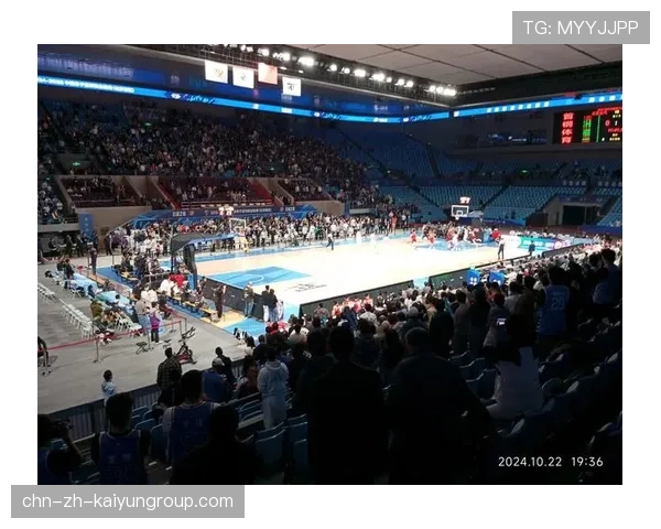 冠军球队球员参与公益拍卖筹款支持基层体育设施，冠军球场