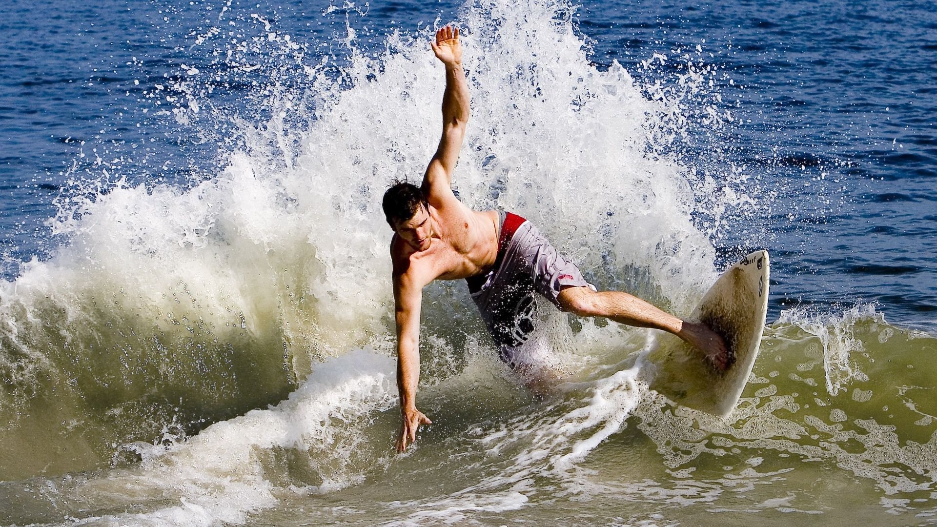 开云体育在线赛事直播-中国男篮外线火力回暖进攻效率显著提升,中国男篮历经28小时抵达赛区